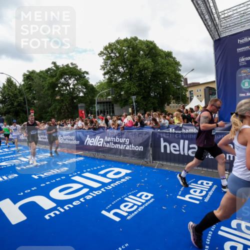 29.06.2025 - hella hamburg halbmarathon Zöllner http://msf.ph/oto/8411912 29.06.2025 10:46:20 Ziel 1569, 1600, 2048, 2590, 3056, 4949, 6388, 6691, 8142, 9497, 10796, 11094, 14200, 14262, 17190, 18118, 18797 meine-sportfotos.de