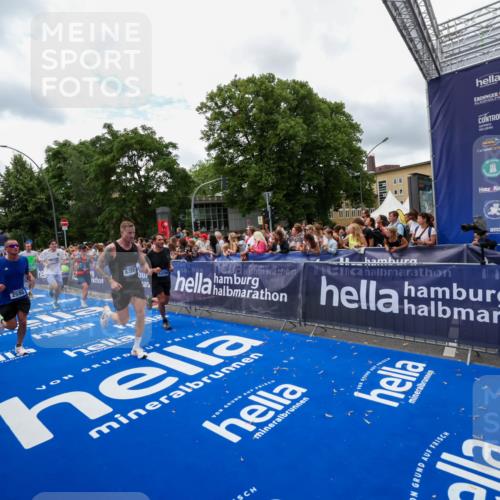 29.06.2025 - hella hamburg halbmarathon Zöllner http://msf.ph/oto/8411932 29.06.2025 10:46:20 Ziel 1569, 1600, 2048, 2590, 3056, 4949, 6388, 6691, 8142, 9497, 10796, 11094, 14200, 14262, 17190, 18118, 18797 meine-sportfotos.de