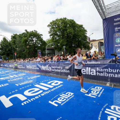 29.06.2025 - hella hamburg halbmarathon Zöllner http://msf.ph/oto/8411934 29.06.2025 10:22:50 Ziel 18897 meine-sportfotos.de