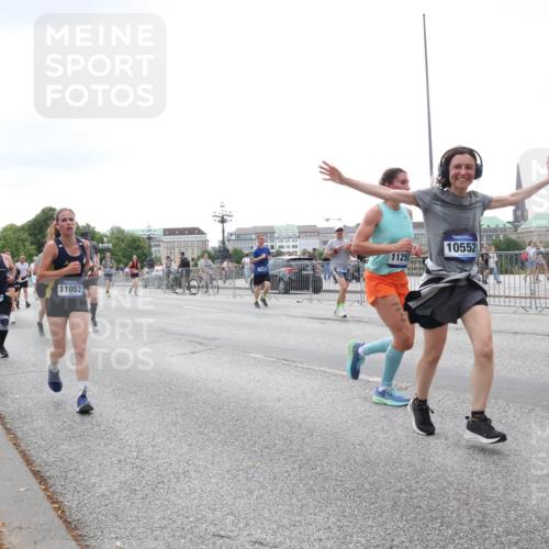 29.06.2025 - hella hamburg halbmarathon Lena Gebhardt http://msf.ph/oto/8411938 29.06.2025 10:51:11 Lombardsbrücke 0029, 11052, 1125, 10552, 147, 1129, 1203, 1208, 1404, 1478, 1617, 2200, 2202, 2358, 2380, 2484, 2485, 2859, 3184, 3229, 3647, 3934, 4156, 4652, 4713, 4771, 4848, 4878, 4920, 5286, 5289, 5357, 5394, 5530, 6178, 6961, 7012, 7133, 7141, 7161, 7769, 7770, 7771, 7825, 8040, 8200, 8410, 8672, 8779, 8986, 9166, 9167, 9168, 9582, 9583, 9763, 10029, 10437, 10552, 10614, 10636, 11034, 11052, 11252, 11575, 11577, 12392, 12393, 14534 meine-sportfotos.de