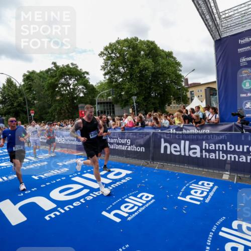 29.06.2025 - hella hamburg halbmarathon Zöllner http://msf.ph/oto/8411939 29.06.2025 10:46:20 Ziel 1569, 1600, 2048, 2590, 3056, 4949, 6388, 6691, 8142, 9497, 10796, 11094, 14200, 14262, 17190, 18118, 18797 meine-sportfotos.de