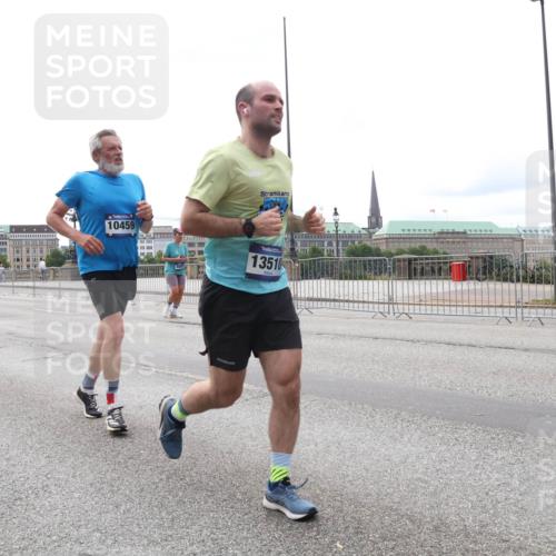 29.06.2025 - hella hamburg halbmarathon Lena Gebhardt http://msf.ph/oto/8411942 29.06.2025 10:25:32 Lombardsbrücke 15115, 157, 10459, 13510, 1093, 1305, 1481, 1627, 2000, 2278, 3343, 3765, 3920, 3961, 3963, 4378, 5028, 5564, 5814, 6869, 8083, 8881, 8962, 9811, 9927, 10104, 10845, 10846, 11157, 11662, 11699, 11921, 12074, 12505, 13510, 13653, 13842, 14086, 14649, 14936, 15016, 15119, 15153, 15283, 15679, 16289, 16354, 16381, 16421, 16422, 16927 meine-sportfotos.de