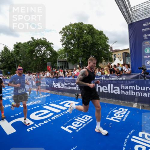 29.06.2025 - hella hamburg halbmarathon Zöllner http://msf.ph/oto/8411947 29.06.2025 10:46:21 Ziel 1569, 1600, 2048, 2590, 3056, 4949, 6388, 6691, 8142, 9497, 10796, 12171, 12651, 13698, 14200, 14262, 17190, 18118, 18211 meine-sportfotos.de