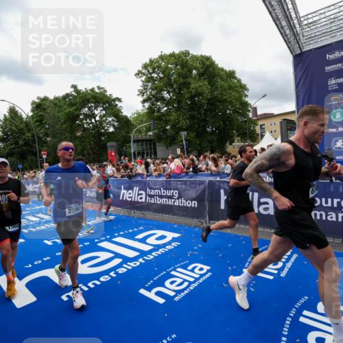 29.06.2025 - hella hamburg halbmarathon Zöllner http://msf.ph/oto/8411955 29.06.2025 10:46:21 Ziel 1569, 1600, 2048, 2590, 3056, 4949, 6388, 6691, 8142, 9497, 10796, 12171, 12651, 13698, 14200, 14262, 17190, 18118, 18211 meine-sportfotos.de