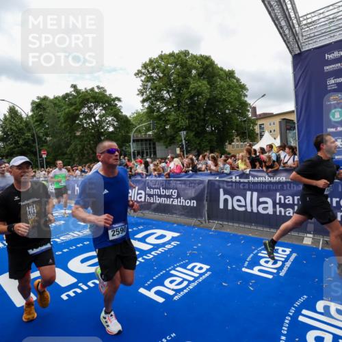 29.06.2025 - hella hamburg halbmarathon Zöllner http://msf.ph/oto/8411963 29.06.2025 10:46:21 Ziel 1569, 1600, 2048, 2590, 3056, 4949, 6388, 6691, 8142, 9497, 10796, 12171, 12651, 13698, 14200, 14262, 17190, 18118, 18211 meine-sportfotos.de