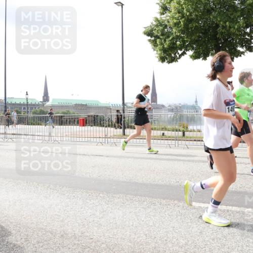 29.06.2025 - hella hamburg halbmarathon Lena Gebhardt http://msf.ph/oto/8411975 29.06.2025 10:41:54 Lombardsbrücke 4541, 149, 1039, 1314, 1509, 1536, 1623, 1648, 1712, 1752, 2145, 2153, 2258, 2523, 2974, 3276, 3326, 3344, 3459, 3460, 3568, 3623, 4329, 4415, 4541, 4610, 4735, 4736, 4787, 4885, 5432, 5671, 6136, 6137, 6153, 6320, 6430, 6436, 6450, 6618, 6837, 6846, 7022, 7023, 7477, 7955, 7968, 8004, 8162, 8163, 8300, 8301, 8443, 8848, 8897, 8908, 9008, 9223, 9467, 9588, 10027, 10348, 10483, 10623, 11011, 11166 meine-sportfotos.de