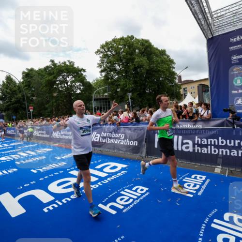 29.06.2025 - hella hamburg halbmarathon Zöllner http://msf.ph/oto/8411984 29.06.2025 10:46:23 Ziel 1600, 2048, 3056, 4949, 6691, 7335, 8142, 9497, 11185, 11773, 12171, 12651, 13698, 14200, 14262, 16127, 17190, 18118, 18211, 18637 meine-sportfotos.de