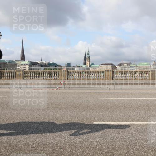 29.06.2025 - hella hamburg halbmarathon Lena Gebhardt http://msf.ph/oto/8411990 29.06.2025 08:55:33 Lombardsbrücke  meine-sportfotos.de