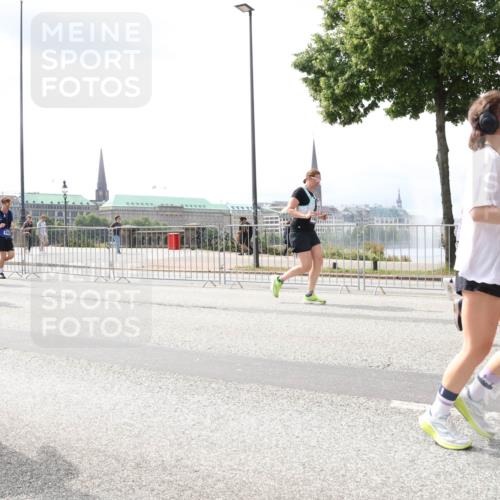 29.06.2025 - hella hamburg halbmarathon Lena Gebhardt http://msf.ph/oto/8412003 29.06.2025 10:41:54 Lombardsbrücke 6364, 1039, 1314, 1509, 1536, 1623, 1648, 1712, 1752, 2145, 2153, 2258, 2523, 2974, 3276, 3326, 3344, 3459, 3460, 3568, 3623, 4329, 4415, 4541, 4610, 4735, 4736, 4787, 4885, 5432, 5671, 6136, 6137, 6153, 6320, 6430, 6436, 6450, 6618, 6837, 6846, 7022, 7023, 7477, 7955, 7968, 8004, 8162, 8163, 8300, 8301, 8443, 8848, 8897, 8908, 9008, 9223, 9467, 9588, 10027, 10348, 10483, 10623, 11011, 11166 meine-sportfotos.de