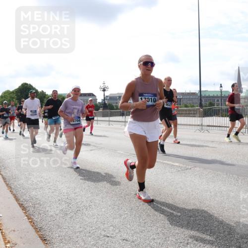 29.06.2025 - hella hamburg halbmarathon Lena Gebhardt http://msf.ph/oto/8412024 29.06.2025 10:17:12 Lombardsbrücke 12043, 6704, 17010, 9647, 1857, 1083, 1117, 1137, 1240, 1298, 1331, 1348, 1356, 1403, 1477, 1553, 1602, 2225, 2305, 2860, 2908, 3088, 3210, 3450, 3464, 3466, 3622, 3802, 3803, 4194, 4852, 5023, 5390, 5929, 5930, 5995, 6126, 6128, 6328, 6520, 6522, 6742, 6941, 6948, 7011, 7114, 7115, 7257, 7345, 7360, 7376, 7410, 7445, 7647, 7924, 7928, 7945, 8210, 8253, 8263, 8309, 8351, 8433, 8513, 8558, 8619, 8895, 8983, 9091, 9152, 9208, 9259, 9332, 9492 meine-sportfotos.de