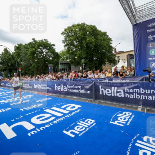29.06.2025 - hella hamburg halbmarathon Zöllner http://msf.ph/oto/8412026 29.06.2025 10:22:57 Ziel 11624, 16548, 18328 meine-sportfotos.de