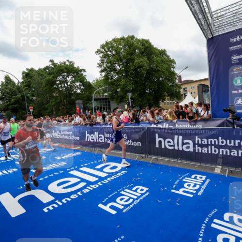 29.06.2025 - hella hamburg halbmarathon Zöllner http://msf.ph/oto/8412037 29.06.2025 10:46:26 Ziel 1600, 2222, 2842, 4237, 6421, 6691, 6978, 7335, 8142, 8981, 11185, 11773, 12171, 12651, 12891, 13698, 14045, 14200, 14228, 14262, 14482, 15157, 16127, 18118, 18211, 18637, 19209 meine-sportfotos.de
