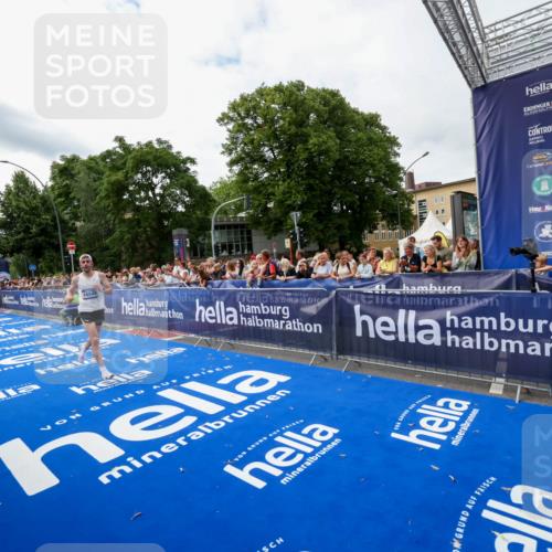 29.06.2025 - hella hamburg halbmarathon Zöllner http://msf.ph/oto/8412041 29.06.2025 10:22:58 Ziel 11624, 16548, 18328 meine-sportfotos.de