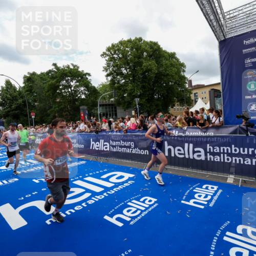 29.06.2025 - hella hamburg halbmarathon Zöllner http://msf.ph/oto/8412045 29.06.2025 10:46:26 Ziel 1600, 2222, 2842, 4237, 6421, 6691, 6978, 7335, 8142, 8981, 11185, 11773, 12171, 12651, 12891, 13698, 14045, 14200, 14228, 14262, 14482, 15157, 16127, 18118, 18211, 18637, 19209 meine-sportfotos.de