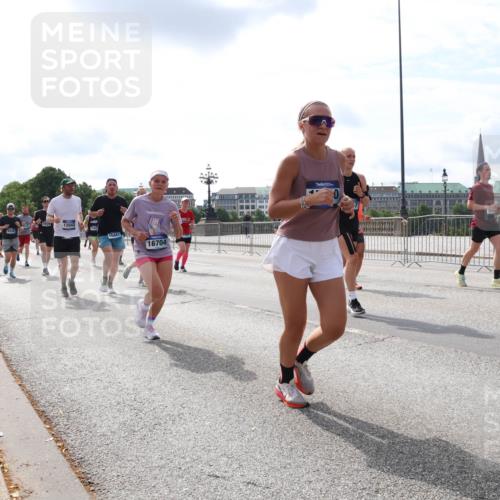 29.06.2025 - hella hamburg halbmarathon Lena Gebhardt http://msf.ph/oto/8412052 29.06.2025 10:17:12 Lombardsbrücke 5936, 12043, 16447, 16704, 18571, 1083, 1117, 1137, 1240, 1298, 1331, 1348, 1356, 1403, 1477, 1553, 1602, 2225, 2305, 2860, 2908, 3088, 3210, 3450, 3464, 3466, 3622, 3802, 3803, 4194, 4852, 5023, 5390, 5929, 5930, 5995, 6126, 6128, 6328, 6520, 6522, 6742, 6941, 6948, 7011, 7114, 7115, 7257, 7345, 7360, 7376, 7410, 7445, 7647, 7924, 7928, 7945, 8210, 8253, 8263, 8309, 8351, 8433, 8513, 8558, 8619, 8895, 8983, 9091, 9152, 9208, 9259, 9332, 9492 meine-sportfotos.de