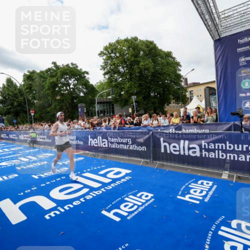 29.06.2025 - hella hamburg halbmarathon Zöllner http://msf.ph/oto/8412053 29.06.2025 10:22:58 Ziel 11624, 16548, 18328 meine-sportfotos.de