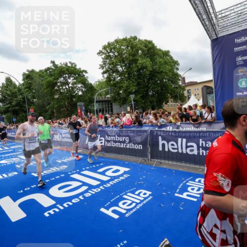 29.06.2025 - hella hamburg halbmarathon Zöllner http://msf.ph/oto/8412058 29.06.2025 10:46:27 Ziel 1600, 2222, 2842, 4237, 6421, 6691, 6978, 7335, 8142, 8981, 9786, 11185, 11773, 12171, 12651, 12891, 13698, 14045, 14200, 14228, 14262, 14482, 15157, 16127, 18118, 18211, 18637, 19209 meine-sportfotos.de