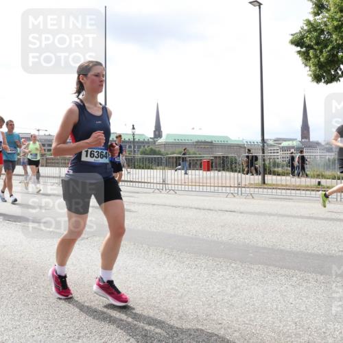 29.06.2025 - hella hamburg halbmarathon Lena Gebhardt http://msf.ph/oto/8412061 29.06.2025 10:41:54 Lombardsbrücke 12233, 16364, 1039, 1314, 1509, 1536, 1623, 1648, 1712, 1752, 2145, 2153, 2258, 2523, 2974, 3276, 3326, 3344, 3459, 3460, 3568, 3623, 4329, 4415, 4541, 4610, 4735, 4736, 4787, 4885, 5432, 5671, 6136, 6137, 6153, 6320, 6430, 6436, 6450, 6618, 6837, 6846, 7022, 7023, 7477, 7955, 7968, 8004, 8162, 8163, 8300, 8301, 8443, 8848, 8897, 8908, 9008, 9223, 9467, 9588, 10027, 10348, 10483, 10623, 11011, 11166 meine-sportfotos.de