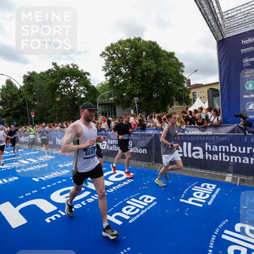 29.06.2025 - hella hamburg halbmarathon Zöllner http://msf.ph/oto/8412071 29.06.2025 10:46:27 Ziel 1600, 2222, 2842, 4237, 6421, 6691, 6978, 7335, 8142, 8981, 9786, 11185, 11773, 12171, 12651, 12891, 13698, 14045, 14200, 14228, 14262, 14482, 15157, 16127, 18118, 18211, 18637, 19209 meine-sportfotos.de