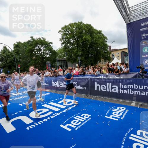 29.06.2025 - hella hamburg halbmarathon Zöllner http://msf.ph/oto/8412093 29.06.2025 10:46:29 Ziel 1600, 2222, 2842, 4237, 4497, 6421, 6978, 7335, 8142, 8981, 9386, 9786, 11185, 11773, 12171, 12651, 12891, 13698, 14045, 14228, 14482, 15157, 16127, 18211, 18637, 19209 meine-sportfotos.de