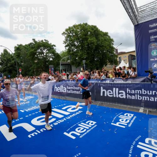 29.06.2025 - hella hamburg halbmarathon Zöllner http://msf.ph/oto/8412099 29.06.2025 10:46:29 Ziel 1600, 2222, 2842, 4237, 4497, 6421, 6978, 7335, 8142, 8981, 9386, 9786, 11185, 11773, 12171, 12651, 12891, 13698, 14045, 14228, 14482, 15157, 16127, 18211, 18637, 19209 meine-sportfotos.de