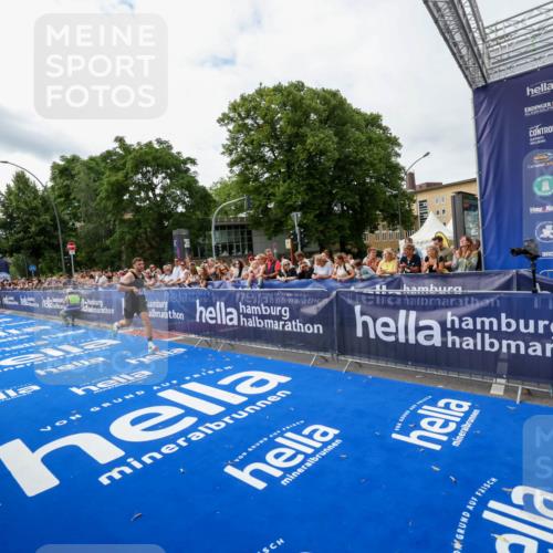 29.06.2025 - hella hamburg halbmarathon Zöllner http://msf.ph/oto/8412111 29.06.2025 10:23:01 Ziel 4128, 11624, 18328 meine-sportfotos.de