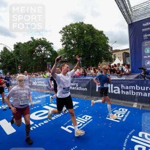 29.06.2025 - hella hamburg halbmarathon Zöllner http://msf.ph/oto/8412112 29.06.2025 10:46:29 Ziel 1600, 2222, 2842, 4237, 4497, 6421, 6978, 7335, 8142, 8981, 9386, 9786, 11185, 11773, 12171, 12651, 12891, 13698, 14045, 14228, 14482, 15157, 16127, 18211, 18637, 19209 meine-sportfotos.de