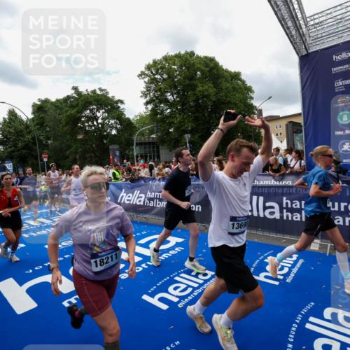29.06.2025 - hella hamburg halbmarathon Zöllner http://msf.ph/oto/8412119 29.06.2025 10:46:29 Ziel 1600, 2222, 2842, 4237, 4497, 6421, 6978, 7335, 8142, 8981, 9386, 9786, 11185, 11773, 12171, 12651, 12891, 13698, 14045, 14228, 14482, 15157, 16127, 18211, 18637, 19209 meine-sportfotos.de