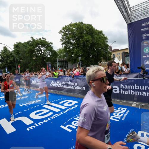 29.06.2025 - hella hamburg halbmarathon Zöllner http://msf.ph/oto/8412124 29.06.2025 10:46:30 Ziel 2222, 2842, 4237, 4497, 6421, 6978, 7335, 8482, 8981, 9232, 9386, 9786, 11185, 11773, 12171, 12651, 12891, 13698, 14045, 14228, 14482, 15157, 16127, 18211, 18637, 19209 meine-sportfotos.de