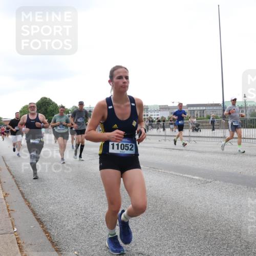 29.06.2025 - hella hamburg halbmarathon Lena Gebhardt http://msf.ph/oto/8412128 29.06.2025 10:51:13 Lombardsbrücke 10029, 7825, 13522, 11052, 1129, 1203, 1208, 1404, 1478, 1617, 2200, 2202, 2358, 2380, 2484, 2485, 2859, 3229, 3934, 4156, 4652, 4713, 4771, 4808, 4848, 4878, 4920, 5286, 5289, 5357, 5394, 5530, 6091, 6178, 6961, 7012, 7141, 7769, 7770, 7771, 7825, 7871, 8040, 8200, 8410, 8672, 8779, 8986, 9166, 9167, 9582, 9583, 9763, 10029, 10437, 10552, 10614, 10636, 11034, 11052, 11252, 11268, 11575, 11577, 12392, 12393, 14534 meine-sportfotos.de