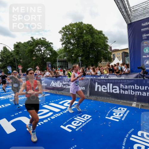 29.06.2025 - hella hamburg halbmarathon Zöllner http://msf.ph/oto/8412139 29.06.2025 10:46:30 Ziel 2222, 2842, 4237, 4497, 6421, 6978, 7335, 8482, 8981, 9232, 9386, 9786, 11185, 11773, 12171, 12651, 12891, 13698, 14045, 14228, 14482, 15157, 16127, 18211, 18637, 19209 meine-sportfotos.de