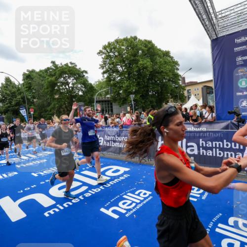 29.06.2025 - hella hamburg halbmarathon Zöllner http://msf.ph/oto/8412151 29.06.2025 10:46:31 Ziel 2222, 2842, 4237, 4497, 6421, 6978, 7335, 8482, 8981, 9232, 9386, 9529, 9786, 11185, 11773, 12891, 14045, 14228, 14482, 15157, 16127, 17281, 17461, 18637, 19209 meine-sportfotos.de