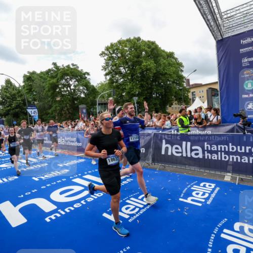 29.06.2025 - hella hamburg halbmarathon Zöllner http://msf.ph/oto/8412159 29.06.2025 10:46:31 Ziel 2222, 2842, 4237, 4497, 6421, 6978, 7335, 8482, 8981, 9232, 9386, 9529, 9786, 11185, 11773, 12891, 14045, 14228, 14482, 15157, 16127, 17281, 17461, 18637, 19209 meine-sportfotos.de