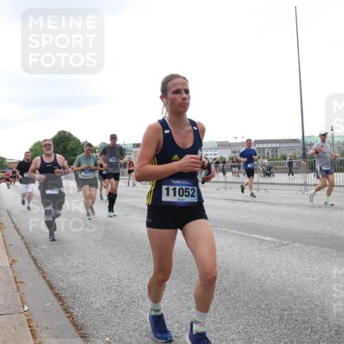 29.06.2025 - hella hamburg halbmarathon Lena Gebhardt http://msf.ph/oto/8412165 29.06.2025 10:51:13 Lombardsbrücke 10029, 7825, 13522, 11052, 528, 1129, 1203, 1208, 1404, 1478, 1617, 2200, 2202, 2358, 2380, 2484, 2485, 2859, 3229, 3934, 4156, 4652, 4713, 4771, 4808, 4848, 4878, 4920, 5286, 5289, 5357, 5394, 5530, 6091, 6178, 6961, 7012, 7141, 7769, 7770, 7771, 7825, 7871, 8040, 8200, 8410, 8672, 8779, 8986, 9166, 9167, 9582, 9583, 9763, 10029, 10437, 10552, 10614, 10636, 11034, 11052, 11252, 11268, 11575, 11577, 12392, 12393, 14534 meine-sportfotos.de