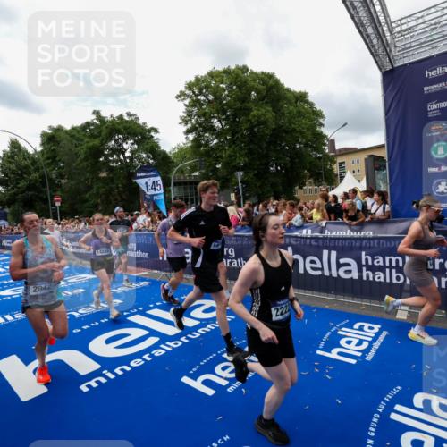 29.06.2025 - hella hamburg halbmarathon Zöllner http://msf.ph/oto/8412194 29.06.2025 10:46:32 Ziel 2222, 2842, 4237, 4497, 5459, 6421, 6978, 7335, 8482, 8981, 9232, 9386, 9529, 9786, 11185, 11773, 12891, 14045, 14228, 14482, 15157, 17281, 17461, 18637, 18882, 19209 meine-sportfotos.de