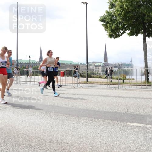 29.06.2025 - hella hamburg halbmarathon Lena Gebhardt http://msf.ph/oto/8412199 29.06.2025 10:41:55 Lombardsbrücke 12233, 4043, 4541, 1039, 1314, 1509, 1623, 1648, 1712, 1752, 2145, 2153, 2258, 2523, 2974, 3276, 3326, 3344, 3459, 3460, 3568, 4329, 4415, 4541, 4610, 4735, 4736, 4787, 4885, 5432, 5671, 6136, 6137, 6153, 6320, 6430, 6436, 6450, 6618, 6837, 6846, 7022, 7023, 7357, 7477, 7955, 7968, 8004, 8014, 8162, 8163, 8300, 8301, 8443, 8848, 8897, 8908, 9008, 9223, 9467, 9588, 10027, 10348, 10483, 10623, 11011, 11166 meine-sportfotos.de