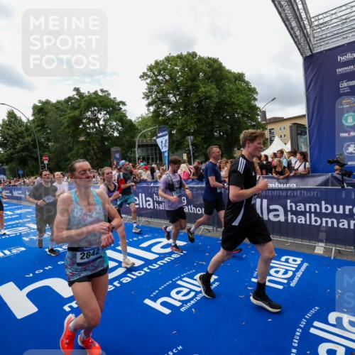 29.06.2025 - hella hamburg halbmarathon Zöllner http://msf.ph/oto/8412201 29.06.2025 10:46:33 Ziel 2222, 2842, 4237, 4497, 5459, 6421, 6978, 8482, 8981, 9232, 9386, 9529, 9786, 12891, 14045, 14228, 14482, 15157, 15206, 17281, 17461, 18882, 19209 meine-sportfotos.de