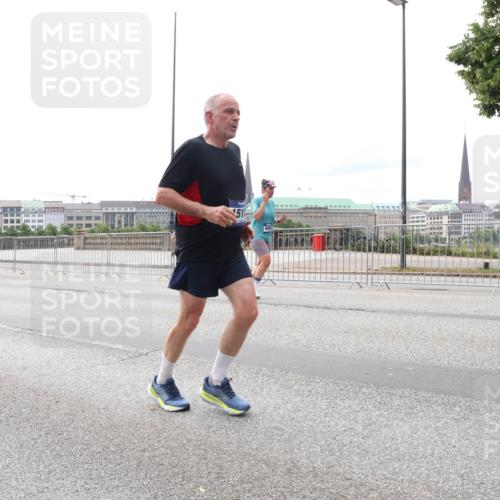 29.06.2025 - hella hamburg halbmarathon Lena Gebhardt http://msf.ph/oto/8412212 29.06.2025 10:25:35 Lombardsbrücke 511, 1093, 1305, 1479, 1481, 1627, 2278, 3343, 3765, 3920, 3961, 3963, 4378, 4797, 5028, 5564, 5814, 6663, 6869, 8083, 8881, 8962, 9811, 9927, 10104, 10845, 10846, 11157, 11596, 11662, 11699, 11921, 12074, 12505, 13510, 13653, 13842, 14086, 14223, 14936, 15016, 15119, 15283, 15679, 16289, 16354, 16381, 16421, 16422, 16927 meine-sportfotos.de