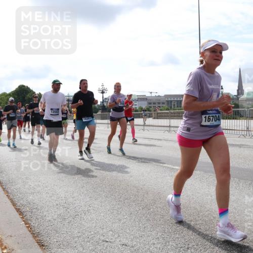 29.06.2025 - hella hamburg halbmarathon Lena Gebhardt http://msf.ph/oto/8412213 29.06.2025 10:17:13 Lombardsbrücke 12100, 5930, 12043, 16447, 16704, 1083, 1117, 1137, 1240, 1298, 1331, 1348, 1356, 1403, 1477, 1553, 1602, 2225, 2305, 2860, 2908, 3088, 3210, 3450, 3464, 3466, 3622, 3802, 3803, 4194, 4852, 5023, 5390, 5929, 5930, 5995, 6126, 6128, 6328, 6520, 6522, 6742, 6941, 6948, 7011, 7114, 7115, 7257, 7291, 7345, 7360, 7376, 7410, 7445, 7566, 7647, 7844, 7924, 7928, 7945, 8210, 8253, 8263, 8309, 8351, 8433, 8513, 8558, 8619, 8895, 8983, 9091, 9152, 9208, 9259, 9492 meine-sportfotos.de