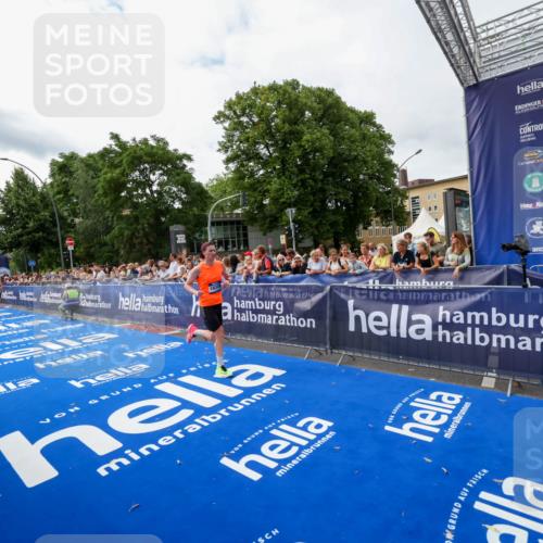 29.06.2025 - hella hamburg halbmarathon Zöllner http://msf.ph/oto/8412219 29.06.2025 10:23:05 Ziel 4128, 7862, 18328 meine-sportfotos.de