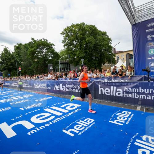 29.06.2025 - hella hamburg halbmarathon Zöllner http://msf.ph/oto/8412231 29.06.2025 10:23:05 Ziel 4128, 7862, 18328 meine-sportfotos.de