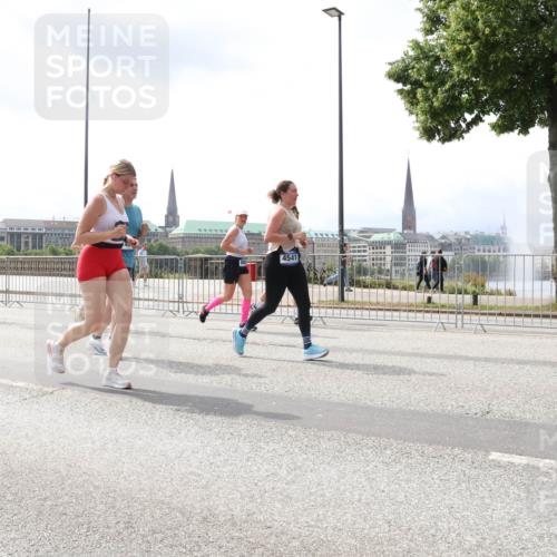 29.06.2025 - hella hamburg halbmarathon Lena Gebhardt http://msf.ph/oto/8412252 29.06.2025 10:41:56 Lombardsbrücke 4541, 1039, 1314, 1509, 1623, 1648, 1712, 1752, 2145, 2153, 2523, 2974, 3276, 3326, 3344, 3459, 3460, 3568, 4329, 4415, 4541, 4735, 4736, 4787, 4885, 5432, 5671, 6136, 6137, 6153, 6320, 6430, 6436, 6450, 6618, 6837, 6846, 6917, 7022, 7023, 7357, 7477, 7955, 7968, 8004, 8014, 8162, 8163, 8300, 8301, 8443, 8848, 8897, 8908, 9008, 9223, 9467, 9588, 10027, 10348, 10483, 10623, 11011, 11166 meine-sportfotos.de