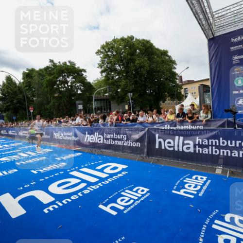 29.06.2025 - hella hamburg halbmarathon Zöllner http://msf.ph/oto/8412257 29.06.2025 10:23:07 Ziel 4128, 7862, 18930 meine-sportfotos.de