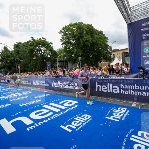 29.06.2025 - hella hamburg halbmarathon Zöllner http://msf.ph/oto/8412261 29.06.2025 10:46:35 Ziel 4237, 4497, 5459, 6978, 8482, 8981, 9232, 9386, 9529, 9786, 12891, 13525, 15133, 15206, 17281, 17461, 18882 meine-sportfotos.de