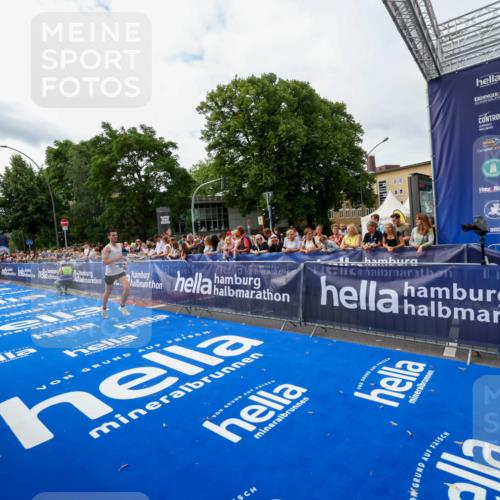 29.06.2025 - hella hamburg halbmarathon Zöllner http://msf.ph/oto/8412268 29.06.2025 10:23:07 Ziel 4128, 7862, 18930 meine-sportfotos.de