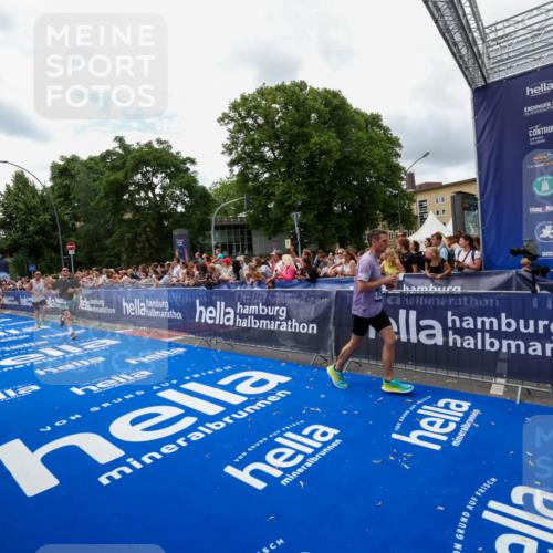 29.06.2025 - hella hamburg halbmarathon Zöllner http://msf.ph/oto/8412270 29.06.2025 10:46:36 Ziel 4497, 5459, 8482, 9051, 9232, 9386, 9529, 9786, 13525, 15133, 15206, 17281, 17461, 18882 meine-sportfotos.de