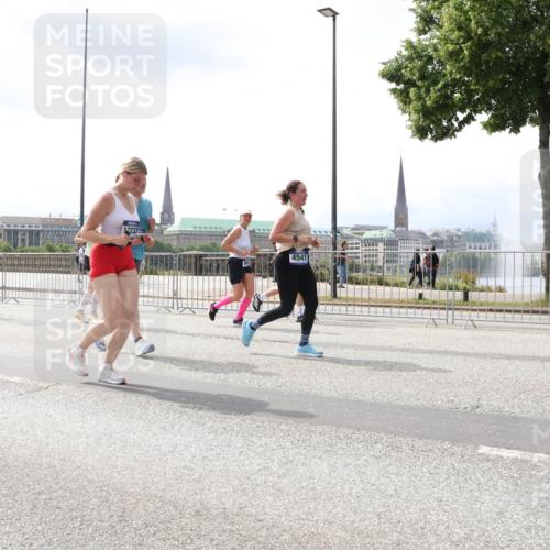 29.06.2025 - hella hamburg halbmarathon Lena Gebhardt http://msf.ph/oto/8412275 29.06.2025 10:41:56 Lombardsbrücke 4541, 1039, 1314, 1509, 1623, 1648, 1712, 1752, 2145, 2153, 2523, 2974, 3276, 3326, 3344, 3459, 3460, 3568, 4329, 4415, 4541, 4735, 4736, 4787, 4885, 5432, 5671, 6136, 6137, 6153, 6320, 6430, 6436, 6450, 6618, 6837, 6846, 6917, 7022, 7023, 7357, 7477, 7955, 7968, 8004, 8014, 8162, 8163, 8300, 8301, 8443, 8848, 8897, 8908, 9008, 9223, 9467, 9588, 10027, 10348, 10483, 10623, 11011, 11166 meine-sportfotos.de