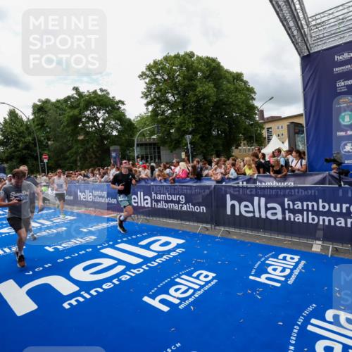 29.06.2025 - hella hamburg halbmarathon Zöllner http://msf.ph/oto/8412291 29.06.2025 10:46:37 Ziel 4497, 5459, 8482, 9051, 9232, 9386, 9529, 13525, 13554, 15026, 15133, 15206, 17281, 17461, 18882 meine-sportfotos.de