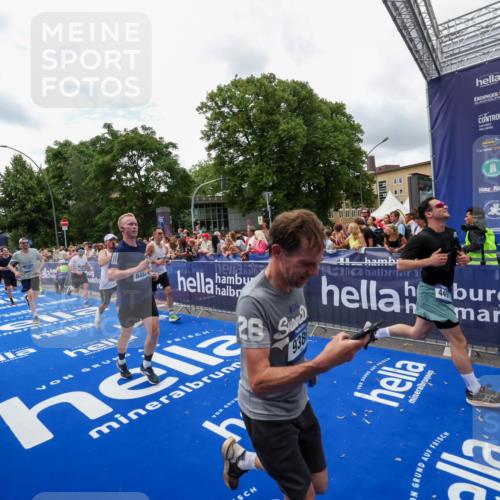 29.06.2025 - hella hamburg halbmarathon Zöllner http://msf.ph/oto/8412303 29.06.2025 10:46:38 Ziel 1920, 4497, 5459, 8482, 9051, 9232, 9386, 9529, 13525, 13554, 15026, 15133, 15206, 15714, 17281, 17461, 18297, 18882 meine-sportfotos.de