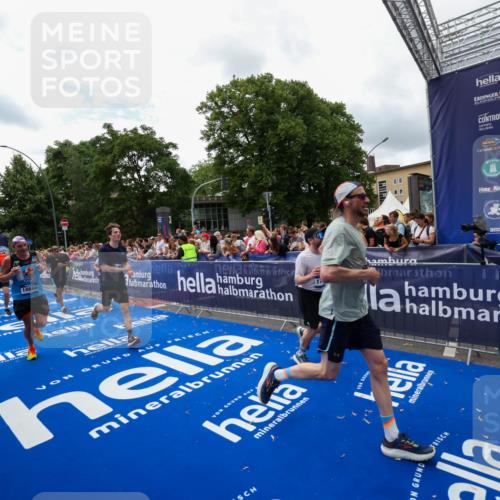 29.06.2025 - hella hamburg halbmarathon Zöllner http://msf.ph/oto/8412335 29.06.2025 10:46:40 Ziel 1920, 1942, 5459, 9051, 9529, 13525, 13554, 15026, 15133, 15206, 15714, 17281, 17461, 18297, 18882 meine-sportfotos.de